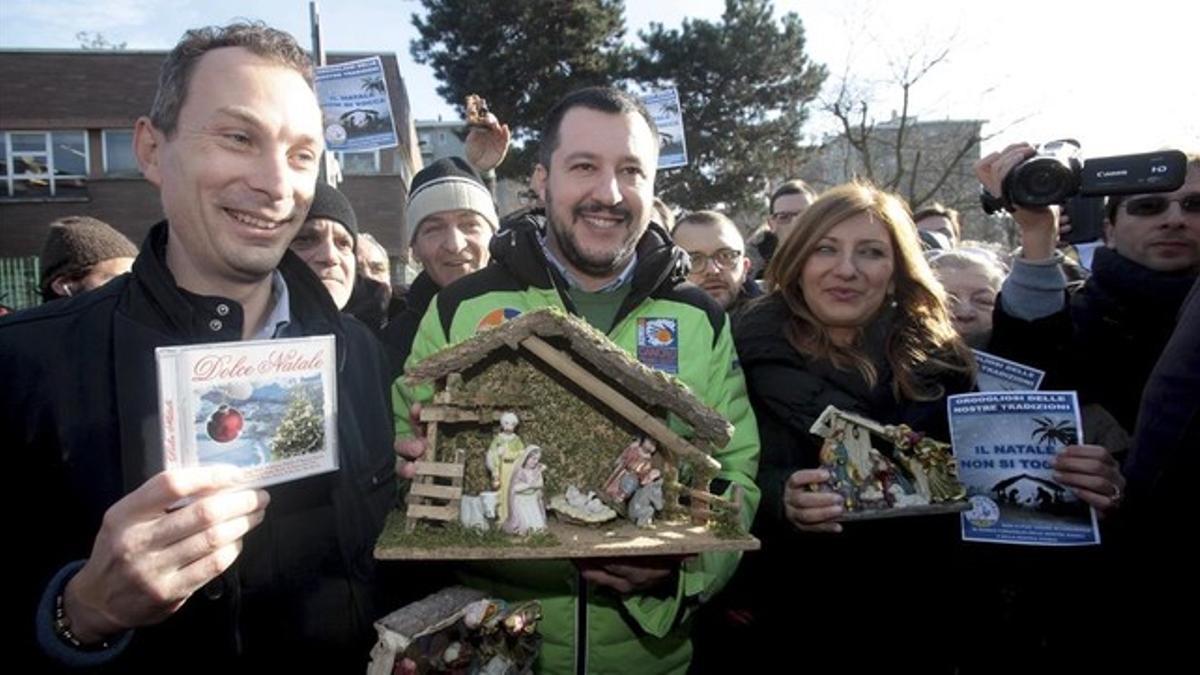 Matteo Salvini (en el centro) con un pesebre ante la escuela pública Garofani, en Rozzano.