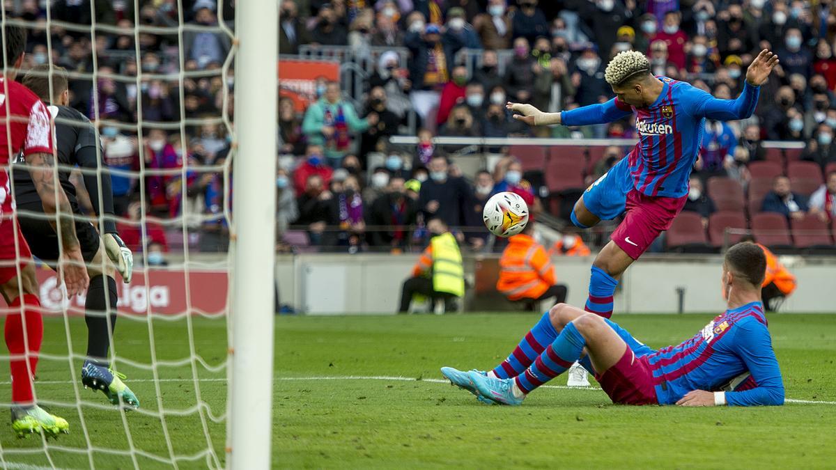 Ferran desde el suelo observa el chut de Araujo directo a la red en el tercer gol azulgrana