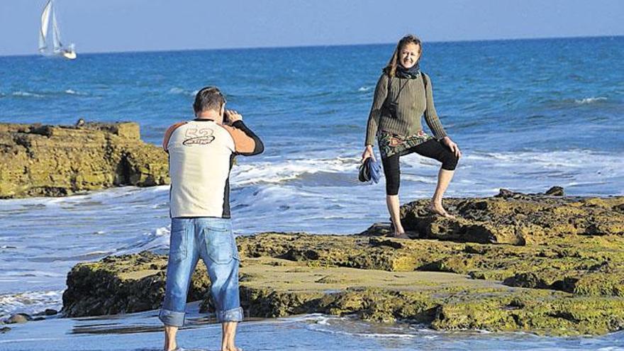 Unos jóvenes sacándose ayer fotos al sol en la playa de Maspalomas.  | giorgio rapetti