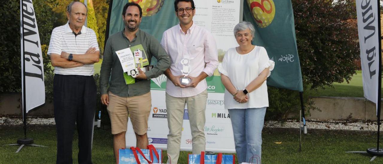 GANADORES ABSOLUTOS. Claudio Álvarez y Miguel Fontela, con sus premios, flanqueados por Moisés Álvarez (de Carl’s JR.) y la alcaldesa, Ana González. | F. R.