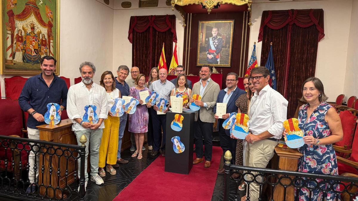 Miembros del Patronato y de la corporación municipal en la presentación del facsímil y pay-pay de La Festa