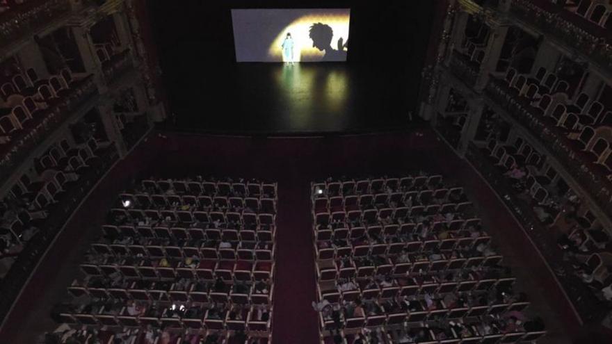 Miles de alumnos asisten a la obra ‘invisibles’ en el Teatro Romea