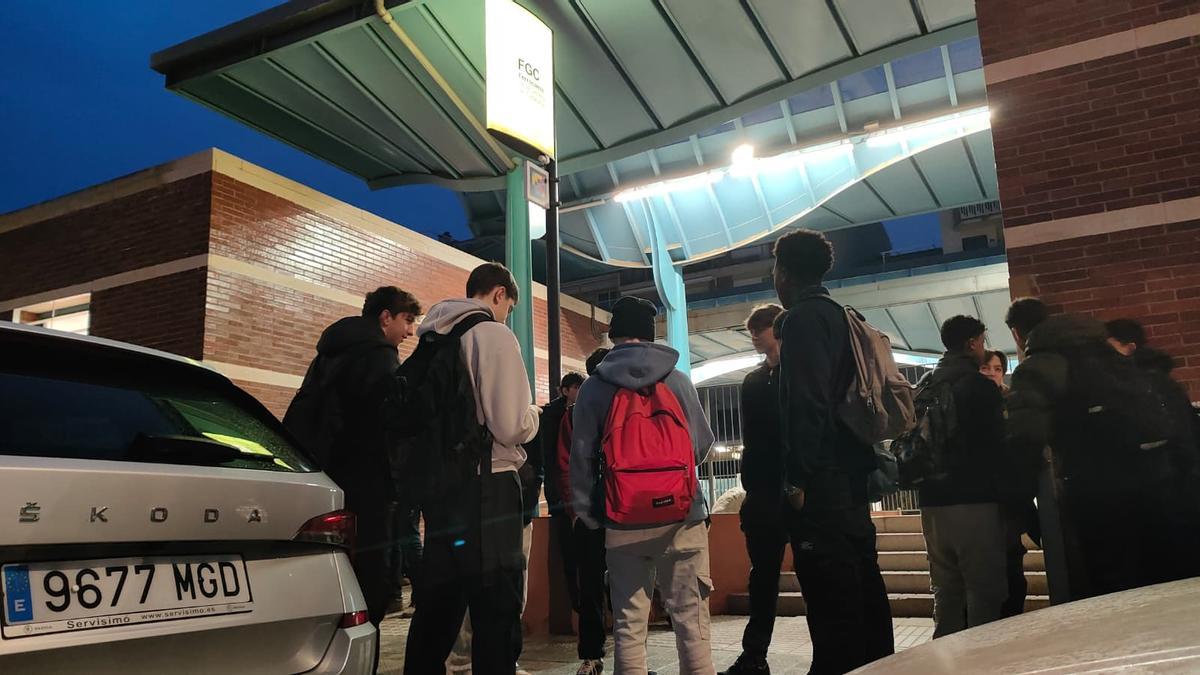 Gent esperant a l'exterior de l'estació de Manresa Alta de FGC aquest dimecres