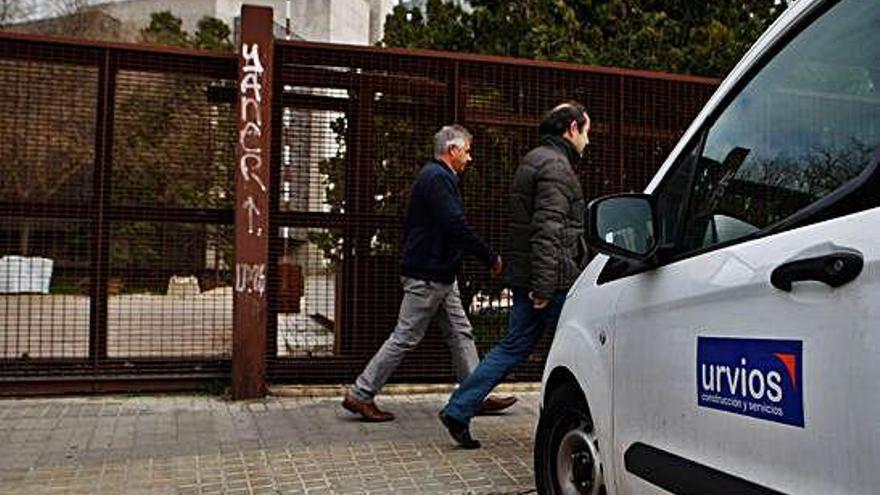 Furgoneta de la empresa adjudicataria frente al Banco de España.