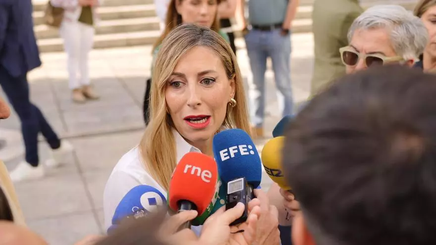 Así ha sido la llegada de María Guardiola al pleno de la Asamblea de Extremadura