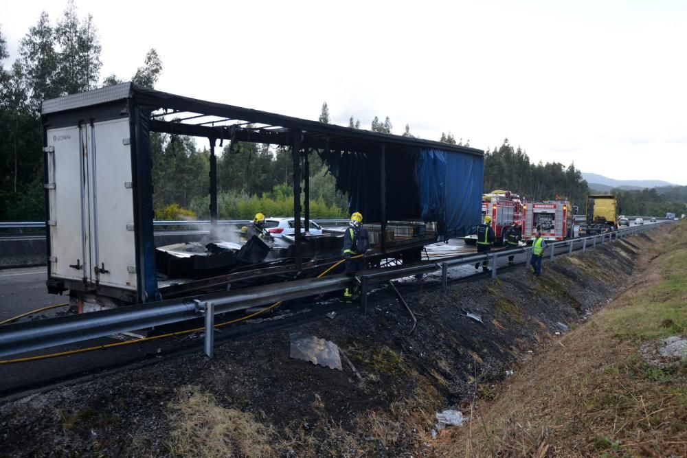 Un incendio en un camión atasca la AP-9 en sentido A Coruña