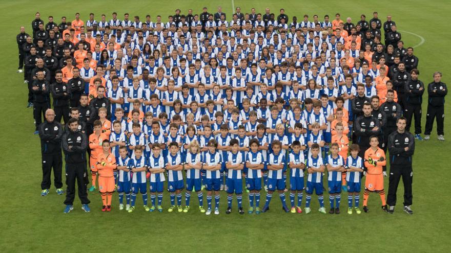 Todos los jugadores y entrenadores de los equipos base de Abegondo, desde el Benjamín B hasta el Fabril.