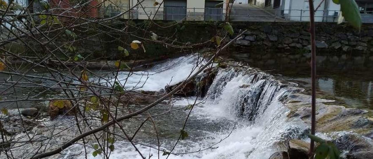 El banzao del río Navelgas, afectado por las riadas.