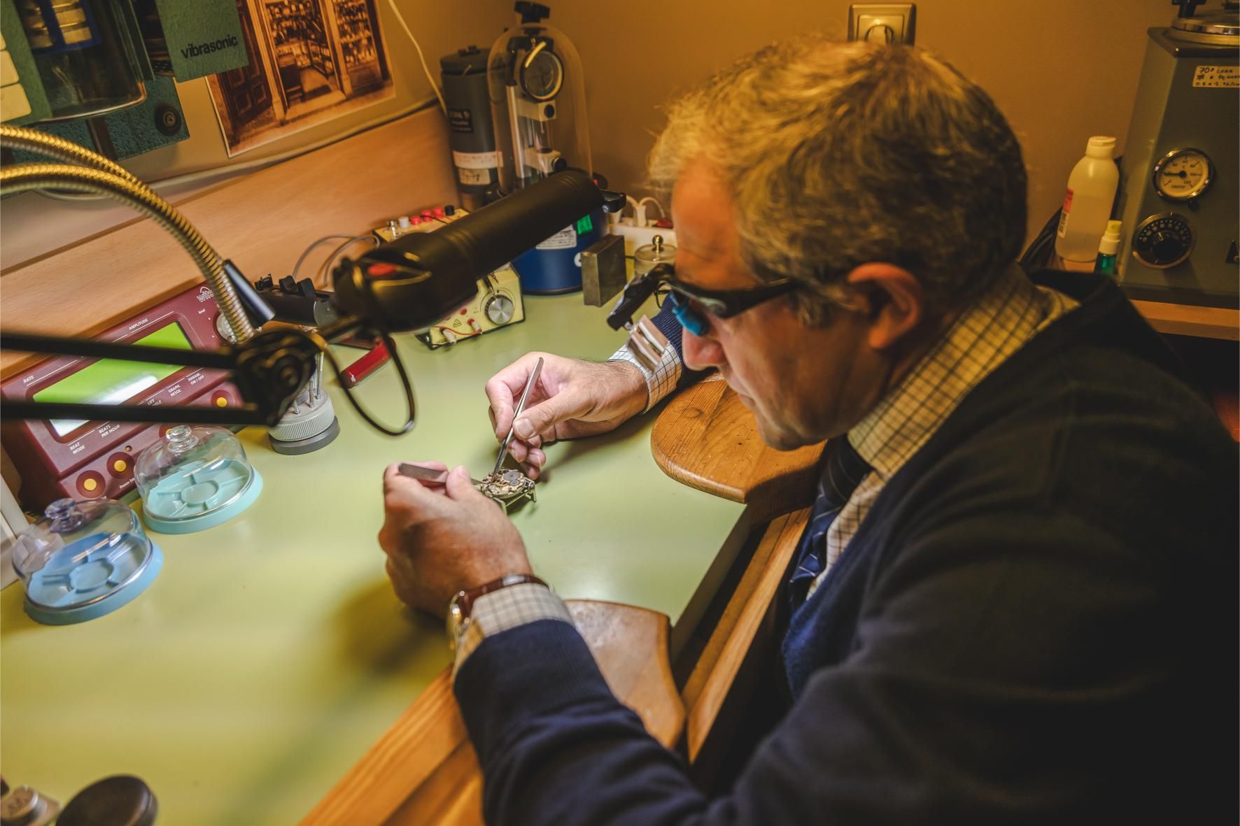 Odilo Fernández elabora uno de los relojes artesanales en su taller