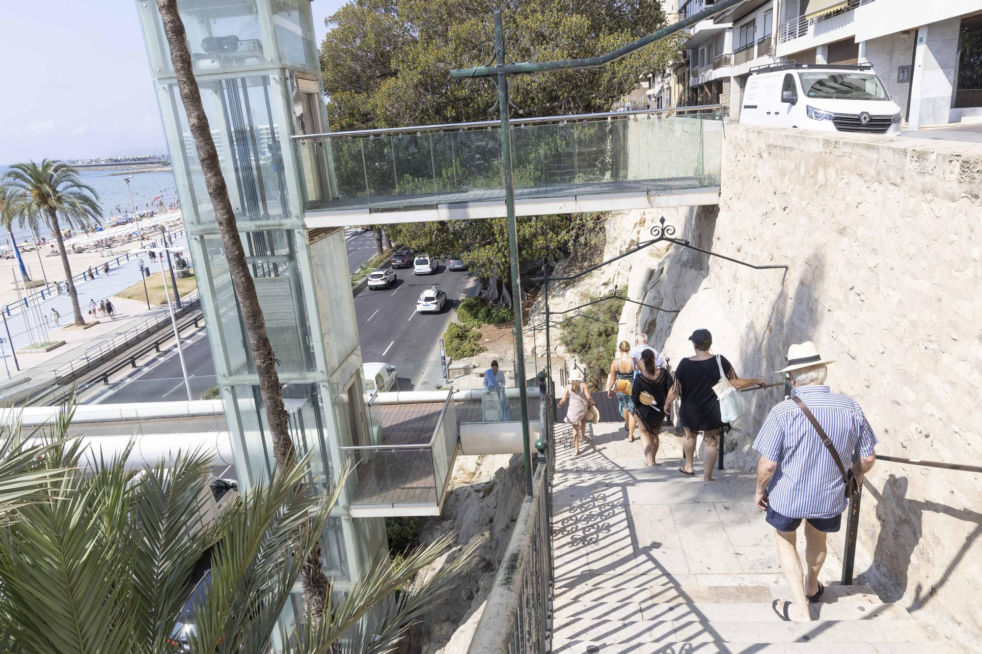 Otro verano sin ascensor para ir a la playa del Postiguet