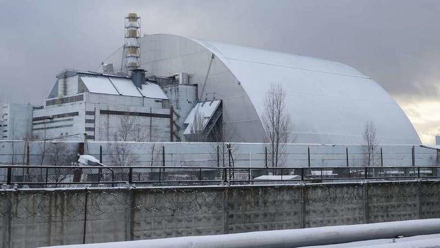 Vista del sarcófago protector colocado sobre el cuarto reactor de la central de Chernóbil que se averió en 1986. // Efe