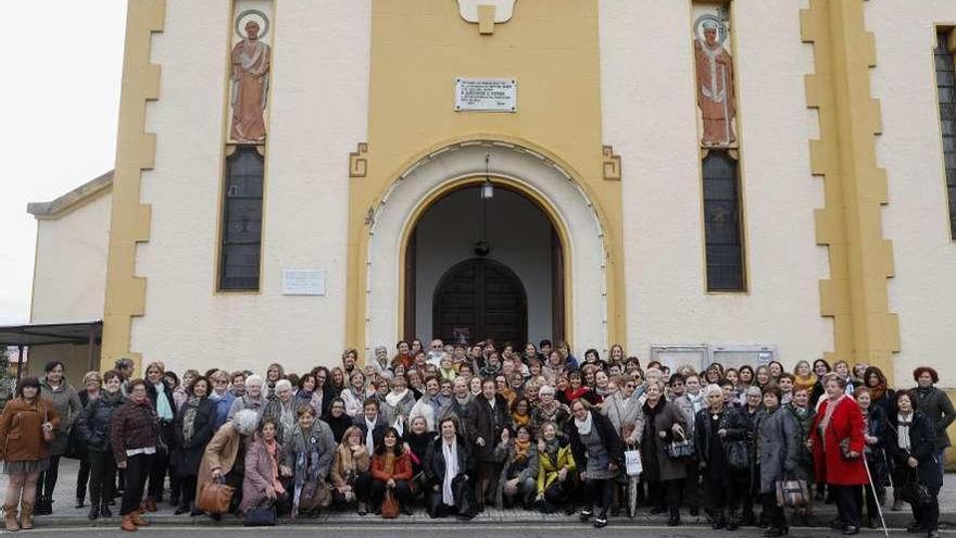 Asistentes al encuentro, ayer, antes de entrar a la iglesia de San Pedro de Soto del Barco.