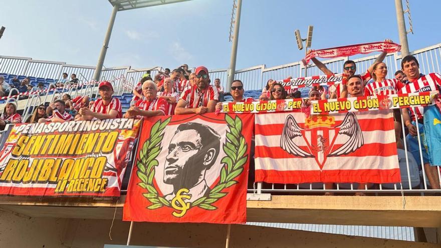 Seguidores del Sporting, en la grada de La Rosaleda.