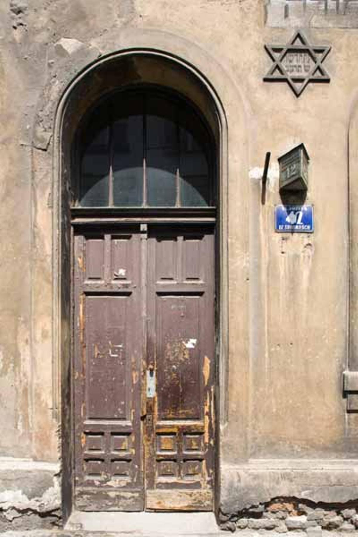 Una vieja casa judía muestra la Estrella de Davis en la Fachada en el barrio de Kazimierz, centro de la comunidad hebrea de la ciudad desde el siglo XV. Una vieja casa judía muestra la Estrella de Davis en la Fachada en el barrio de Kazimierz, centro de la comunidad hebrea de la ciudad desde el siglo XV.