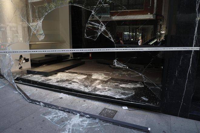 Así ha quedado la tienda Chapeau, en València, tras el alunizaje