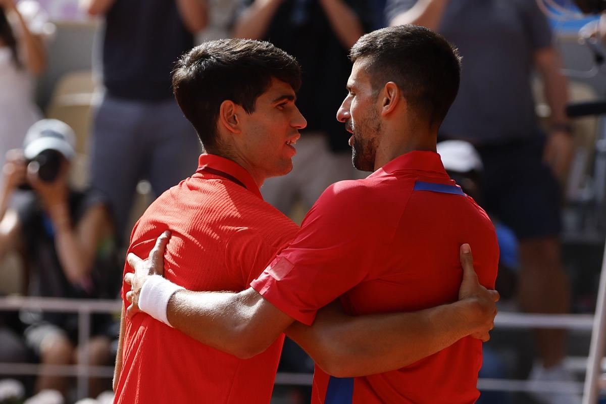 Carlos Alcaraz y Novak Djokovic se abrazan tras la final.