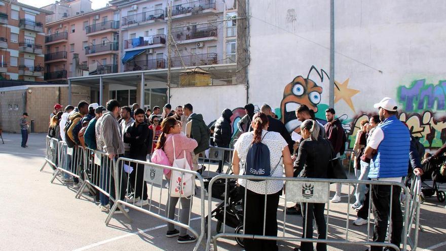 Vídeo | Cues a Salt davant l'oficina que centralitza l'assessorament sobre la regularització extraordinària de migrants
