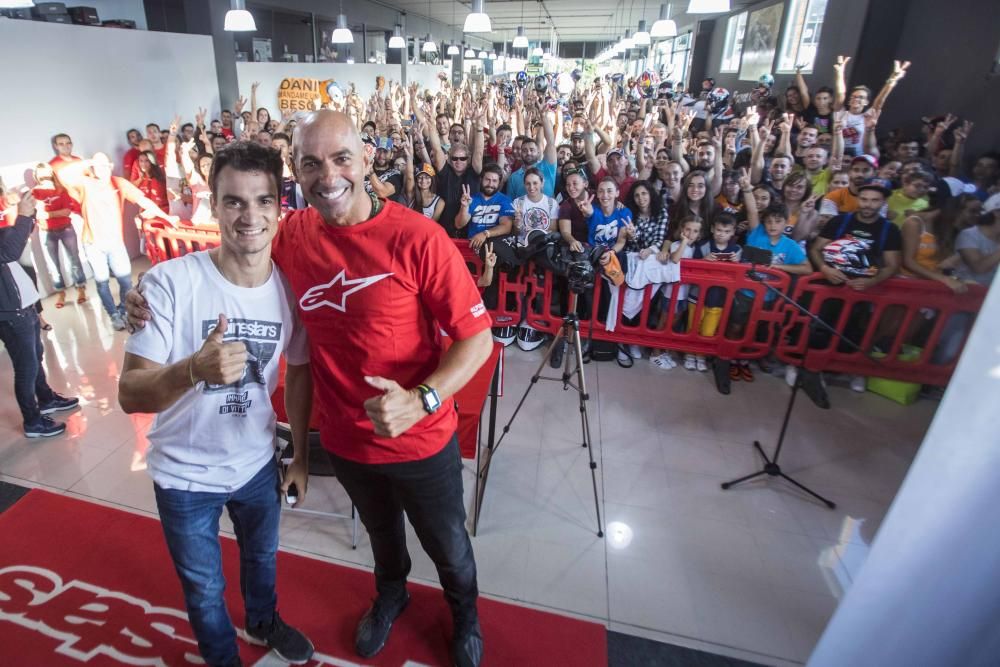 Decenas de aficionados de las motos pudieron conocer al piloto del equipo Repsol Honda en las instalaciones de Sport Pasión.