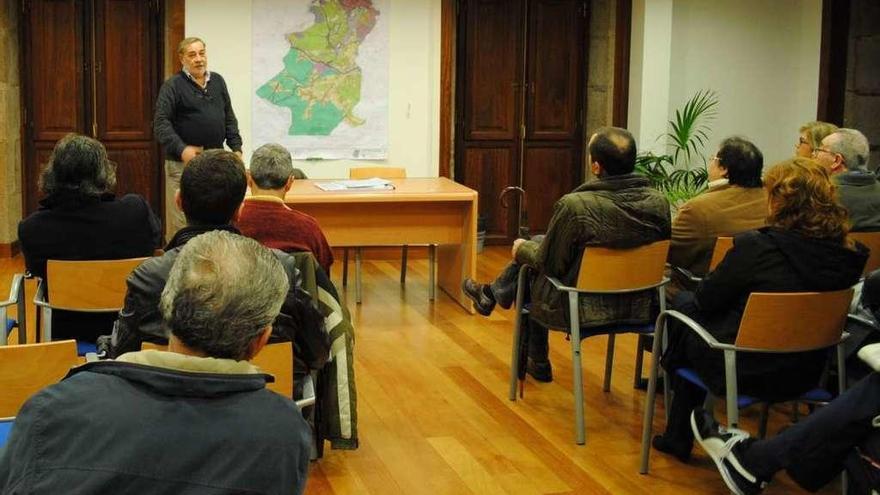 Última reunión informativa sobre el plan general, explicado por el exalcalde, Julio Sacristán, en 2013.