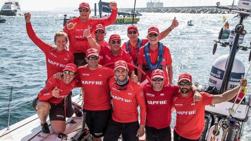 La tripulación del &quot;Mapfre&quot; celebra su victoria en la costera de Alicante. // @EPdeportes