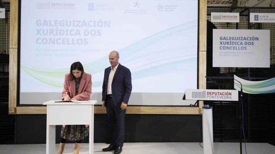 Leticia Santos e Félix Juncal, onte, asinando o manifesto.