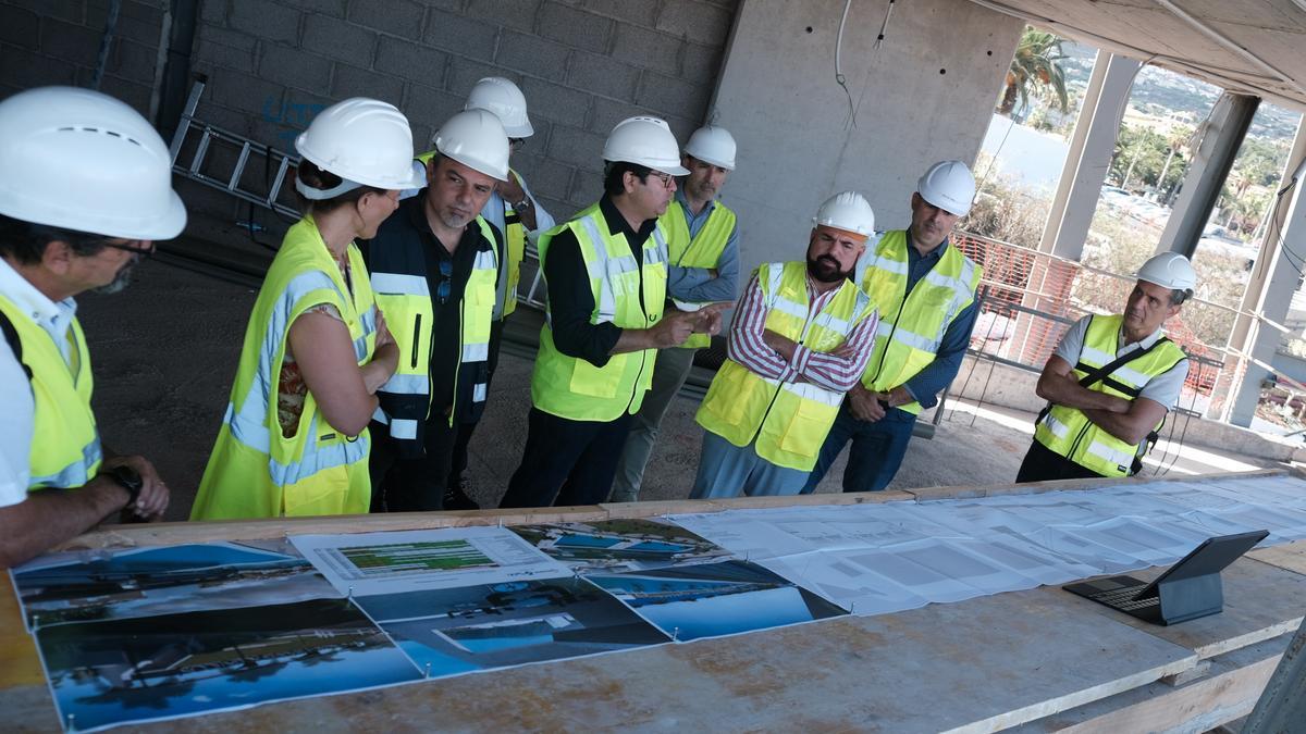 El presidente del Cabildo de Tenerife, Pedro Martín, en una visita al centro insular de deportes acuáticos de Puerto de la Cruz