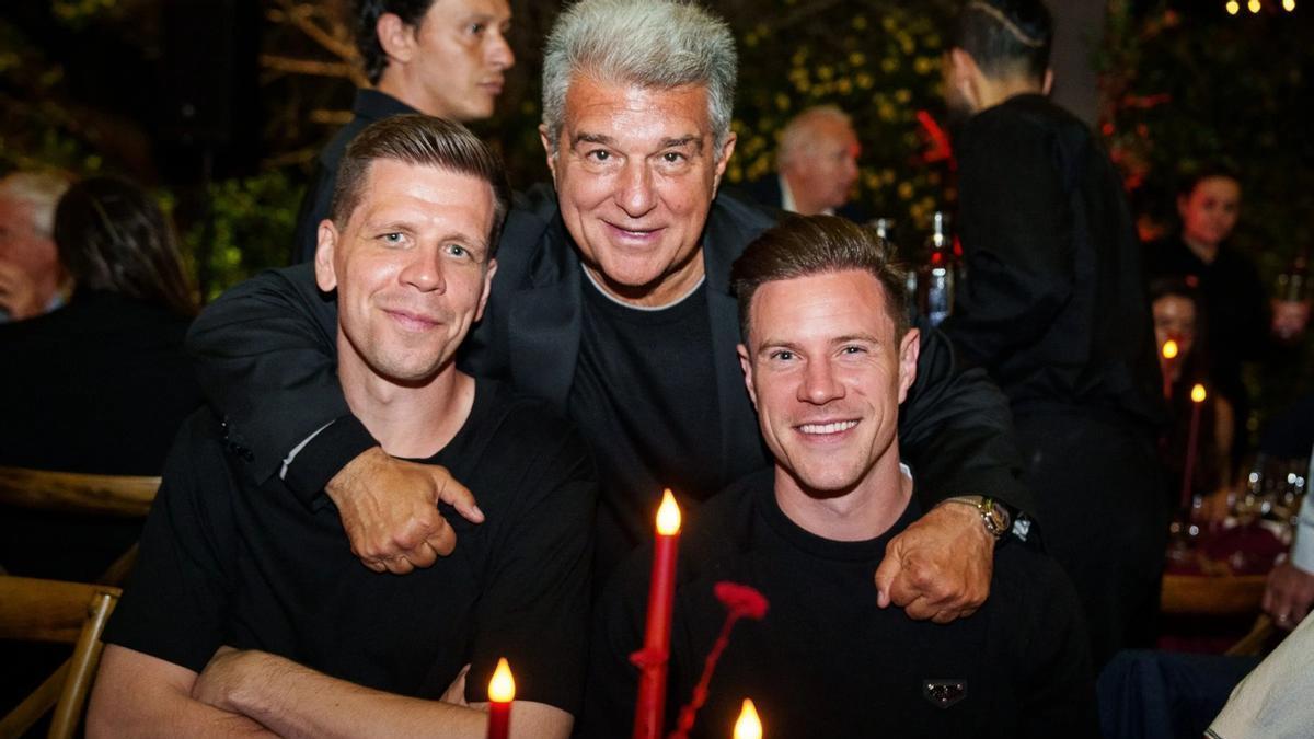 Laporta junto a los porteros Szczesny y Ter Stegen.