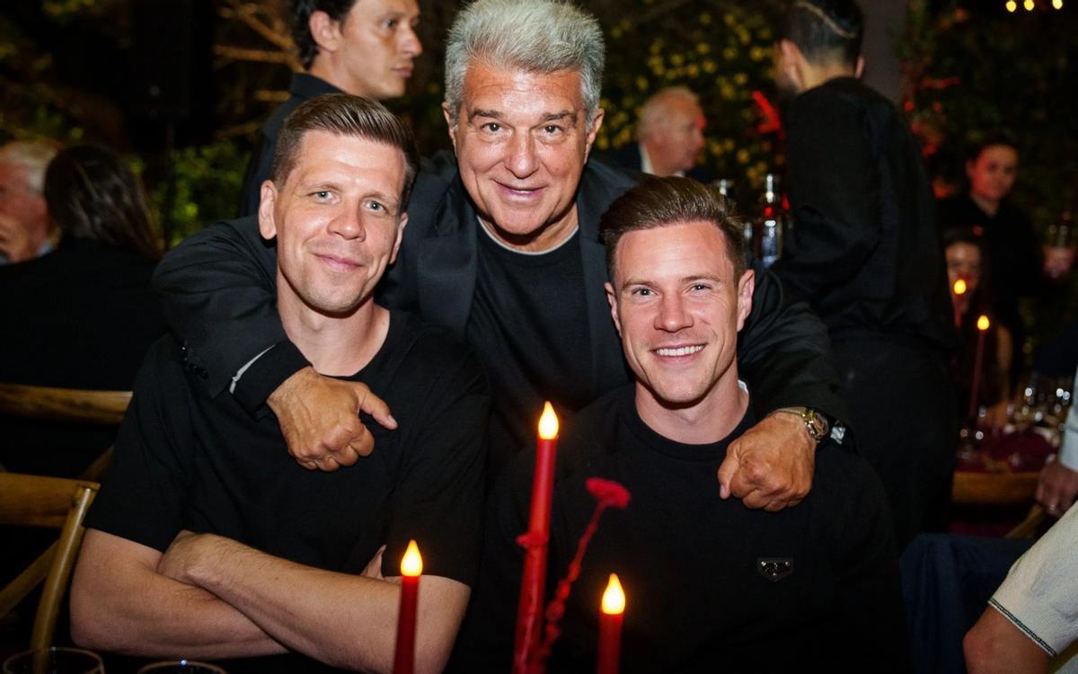 Laporta junto a los porteros Szczesny y Ter Stegen.