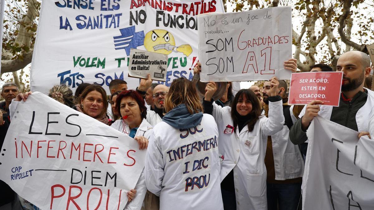 Protesta de enfermeras y empleados del ICS ante el Parlament el pasado diciembre.