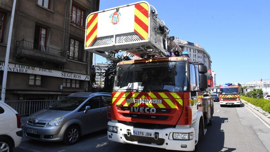 Los bomberos rescatan un móvil de un contenedor de vidrio de A Coruña