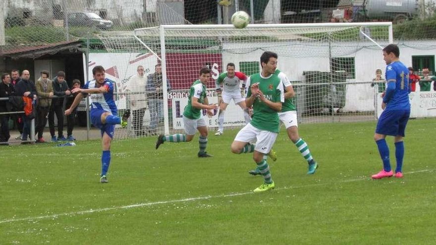 Pantiga despeja el balón ante los jugadores del Llanes Adrián Fuentes, al fondo, y Diego Arias, con Matías a la derecha.