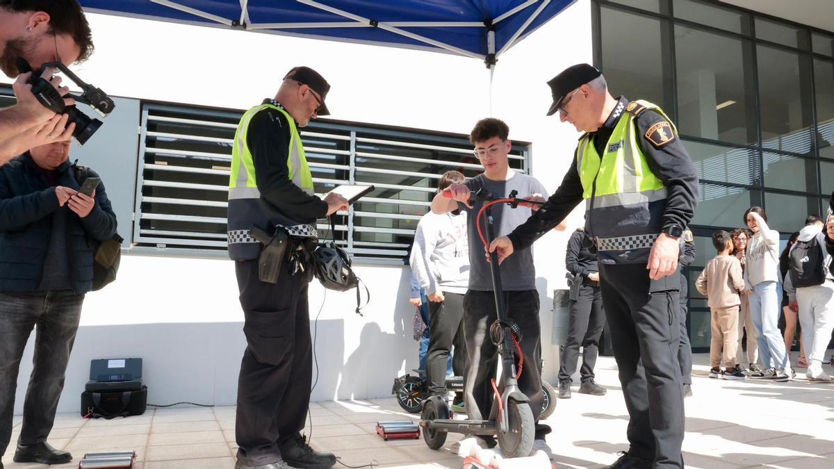 La Policía Local de Elche realiza controles de velocidad a patinetes en el IES Vicente Verdú
