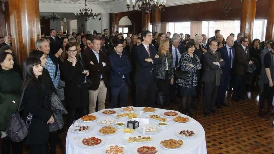 El alcalde Abel Caballero y otras autoridades acudieron al acto de reconocimiento a los letrados. // A.Villar