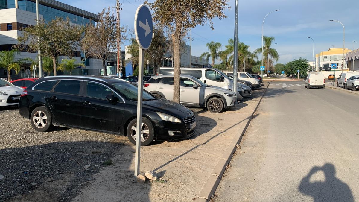 Estado actual del aparcamiento en la mediana del Polígono Inductrial Oeste.