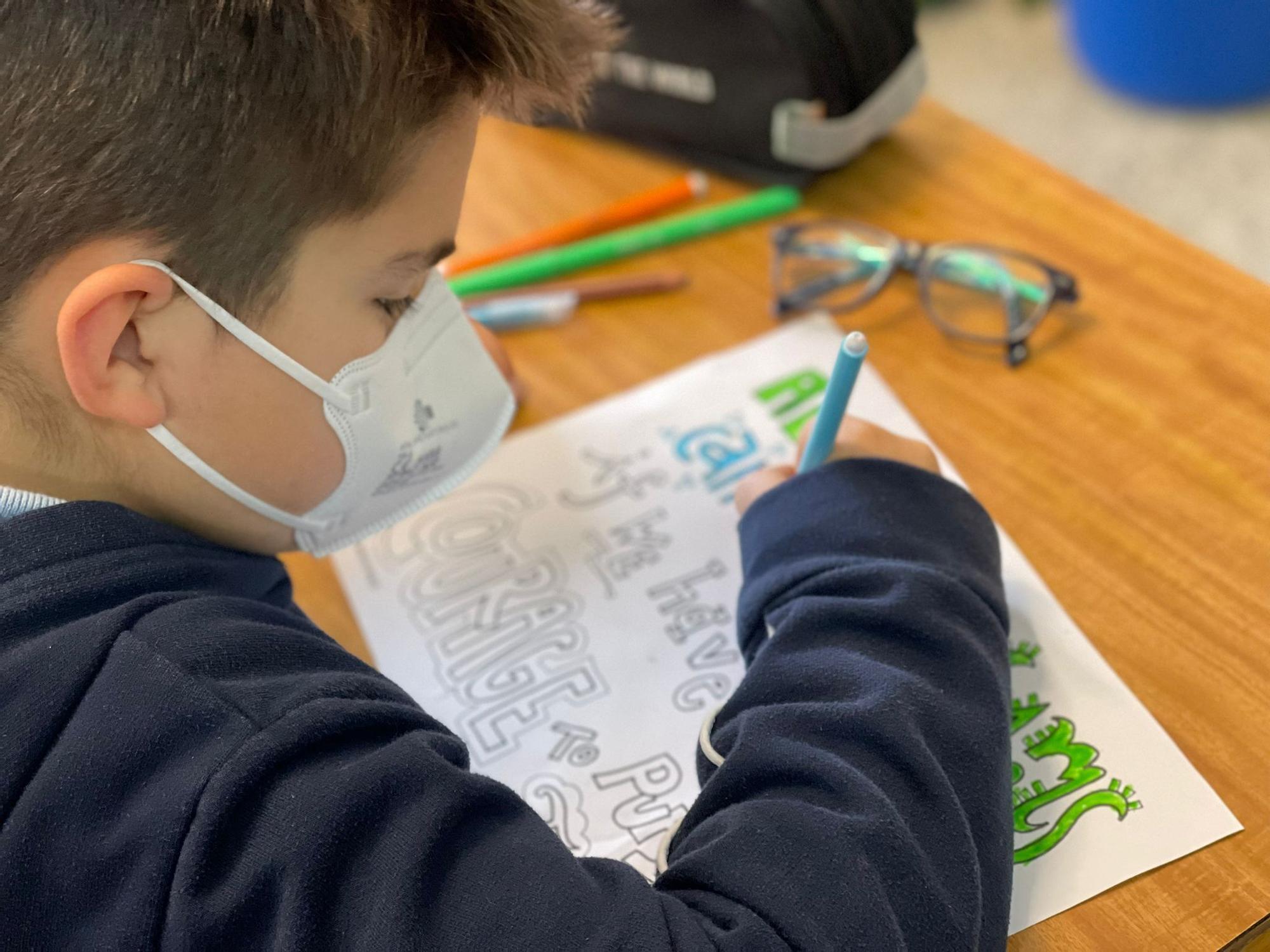 Nenos decorando e escribindo mensaxes de apoio a nenos ucranianos durante a campaña organizada no Colegio Virxe Milagrosa