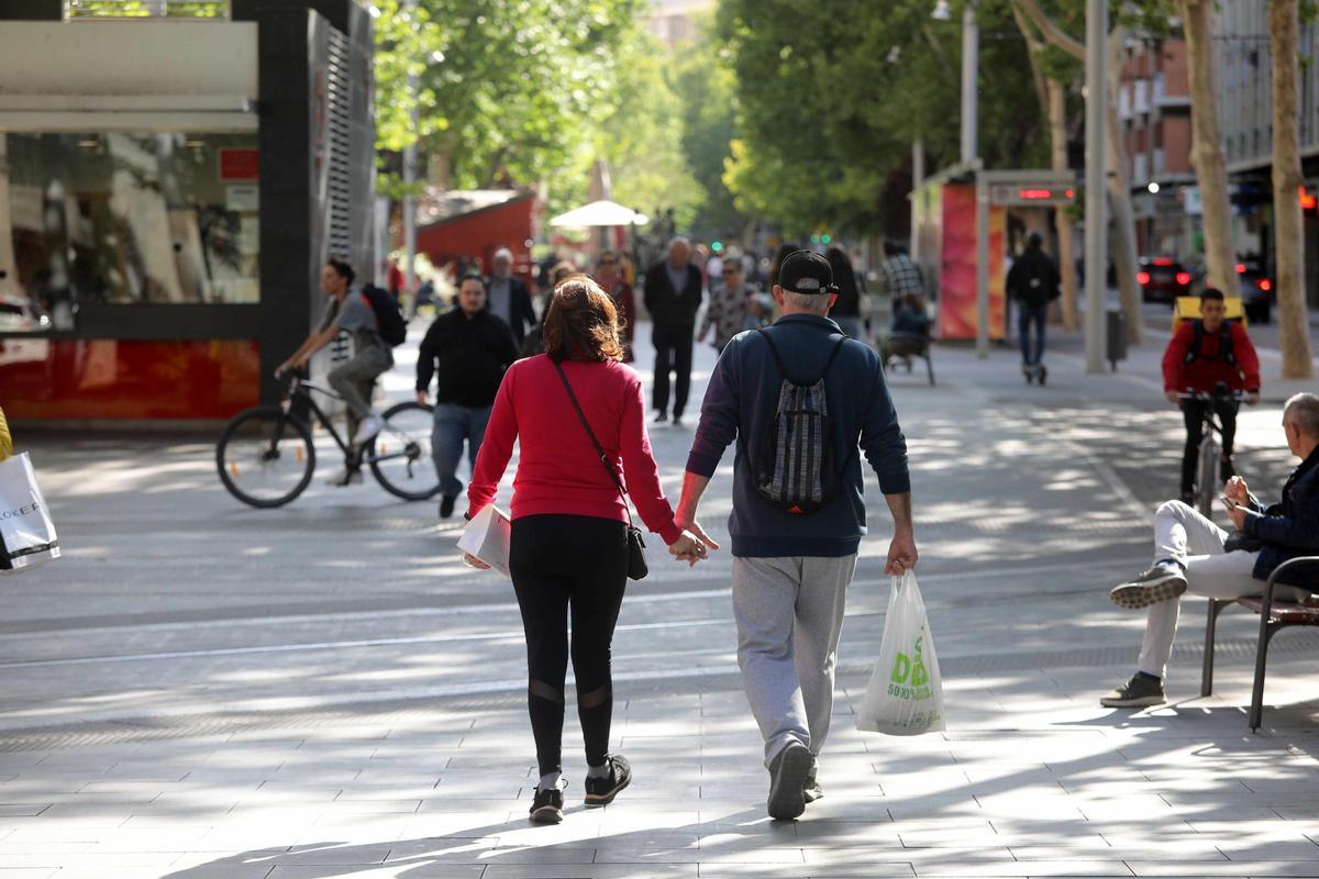Varias personas paseando por la Gran Vía, en una imagen de archivo