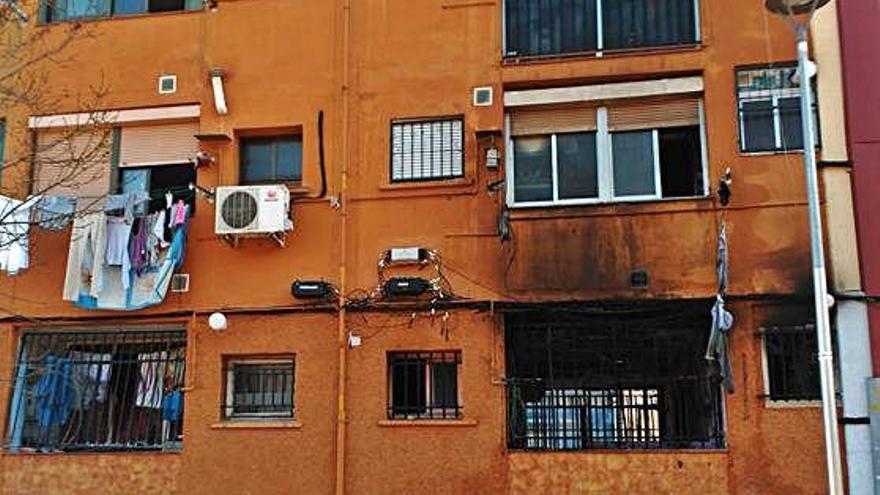 Façana posterior de l&#039;edifici incendiat a Badalona.