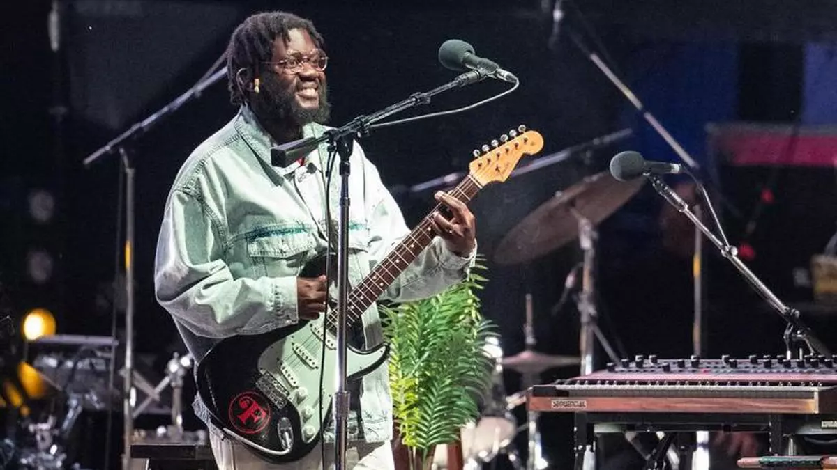 Michael Kiwanuka despliega su magia en el anfiteatro de Pirineos Sur