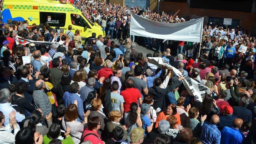 Una ambulancia saliendo del Hospital en plena manifestación.