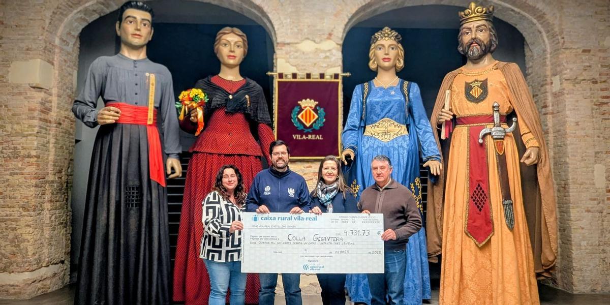 El xec amb els diners recaptats amb la venda del calendari de Caixa Rural Vila-real es va lliurar a la Colla Gegantera en presència dels quatre gegants de la ciutat.