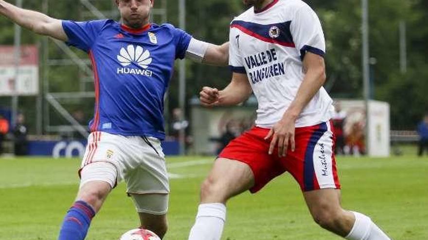 Edu Cortina, del Oviedo B, a la izquierda, en la promoción de ascenso a Segunda B ante el Mutilvera la pasada temporada.