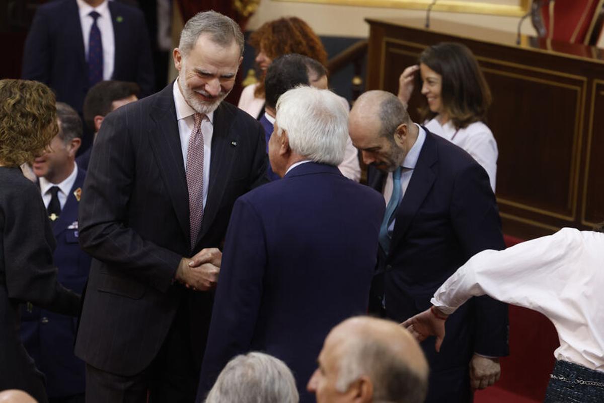 Felipe VI ríe ante la presencia de Felipe González