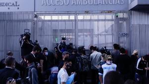 AME5658. OLIVOS (ARGENTINA), 03/11/2020.- Fanáticos del exfutbolista y entrenador argentino Diego Armando Maradona y miembros de la prensa permanecen a la espera de noticias afuera de la clínica donde llegó hoy para ser operado, en Olivos, en la provincia de Buenos Aires (Argentina). Maradona fue trasladado de una clínica de la ciudad de La Plata a otra de Olivos (provincia de Buenos Aires), a donde llegó entre gritos de apoyo y muestras de cariño, para ser operado esta noche de un hematoma subdural. EFE/ Juan Ignacio Roncoroni