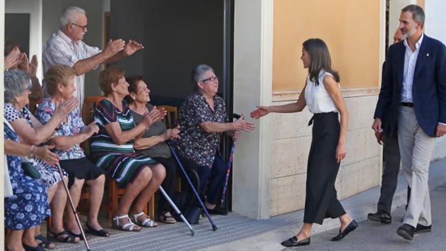 Los reyes muestran su afecto a los vecinos de Orihuela