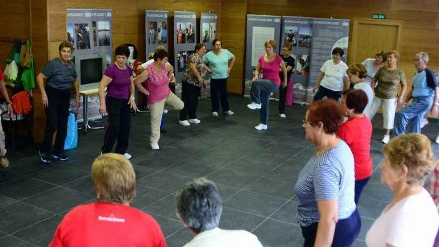 Una actividad en el club de jubilados de Meira. // G.N.