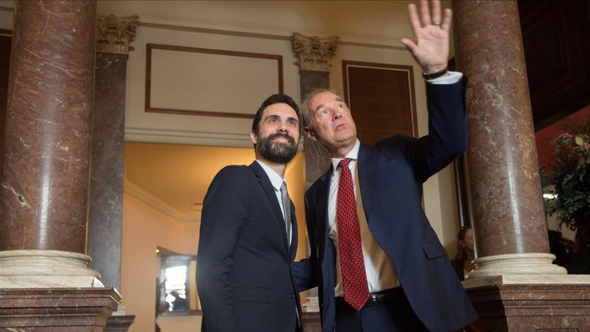 El presidente del Parlament, Roger Torrent, con el presidente del círculo de directivos de habla alemana, Albert Peters, el 6 de marzo, en el acto del Círculo Ecuestre.