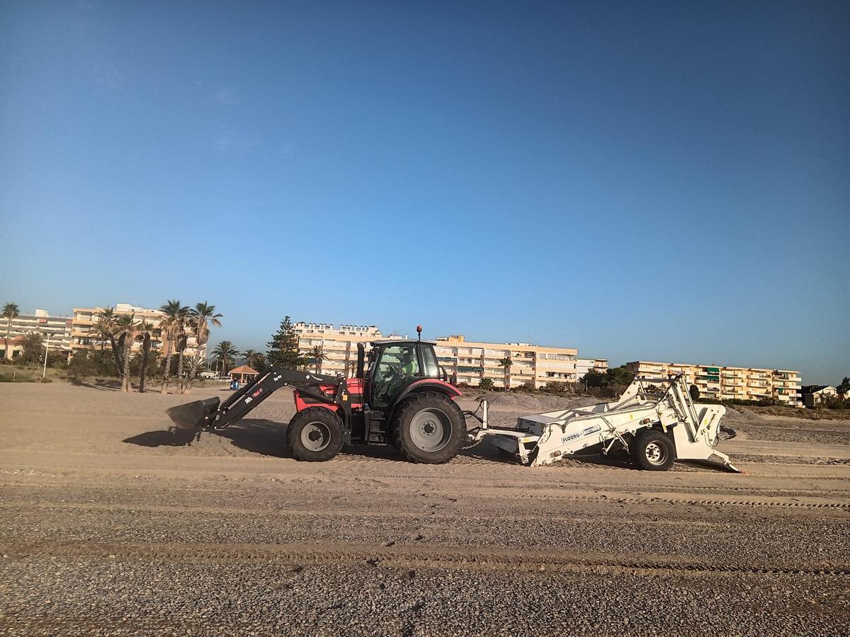 Labores de cribado en la playa.