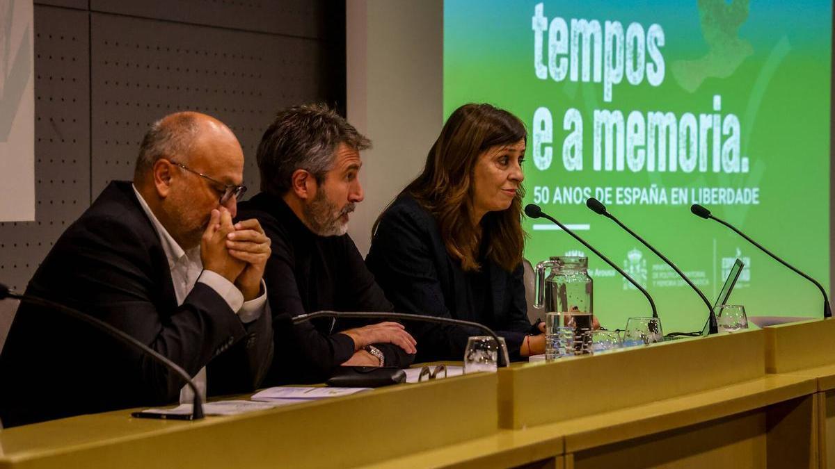 El subdelegado, el alcalde y una de las ponentes en la conferencia de Vilagarcía.