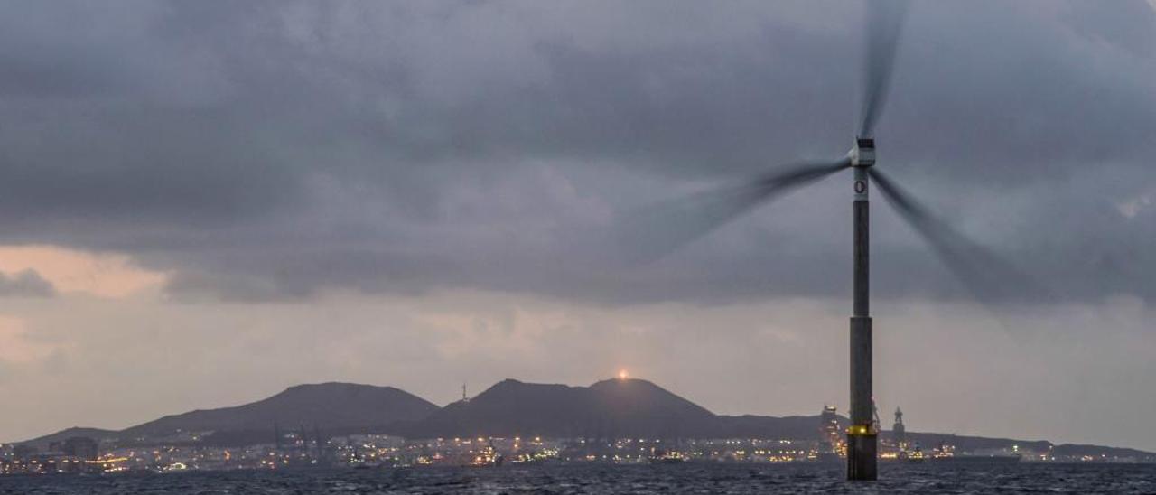 Aerogenerador de Esteyco instalado en el área de la Plataforma Oceánica de Canarias en la bahía de Las Palmas de Gran Canaria.