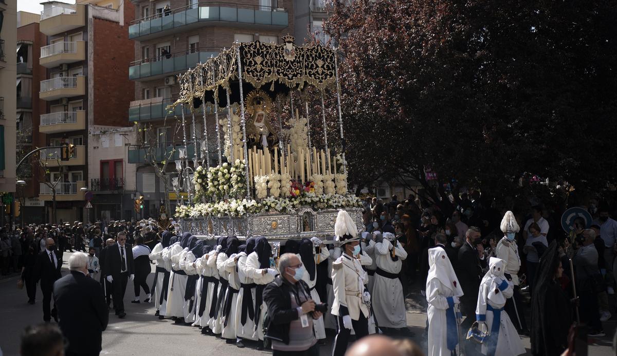 La cofradía 15+1 de LHospitalet vuelve a salir el Viernes Santo tras dos años: Hoy es un día muy grande